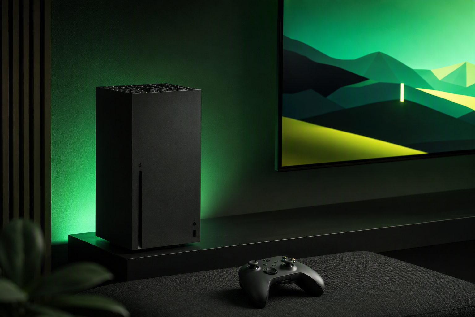 consolă neagră dreptunghiulară așezată pe un raft, cu un controller negru pe o suprafață textilă și lumină ambientală verde într-o cameră modernă