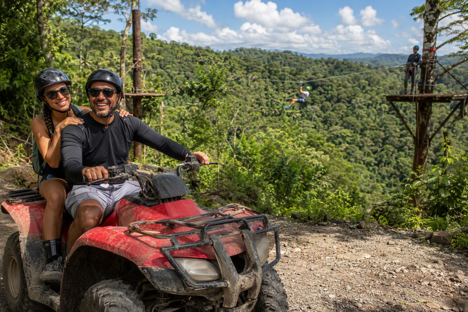 Pareja con casco y arnés saludando en una plataforma de zipline con ATV en el sendero de fondo