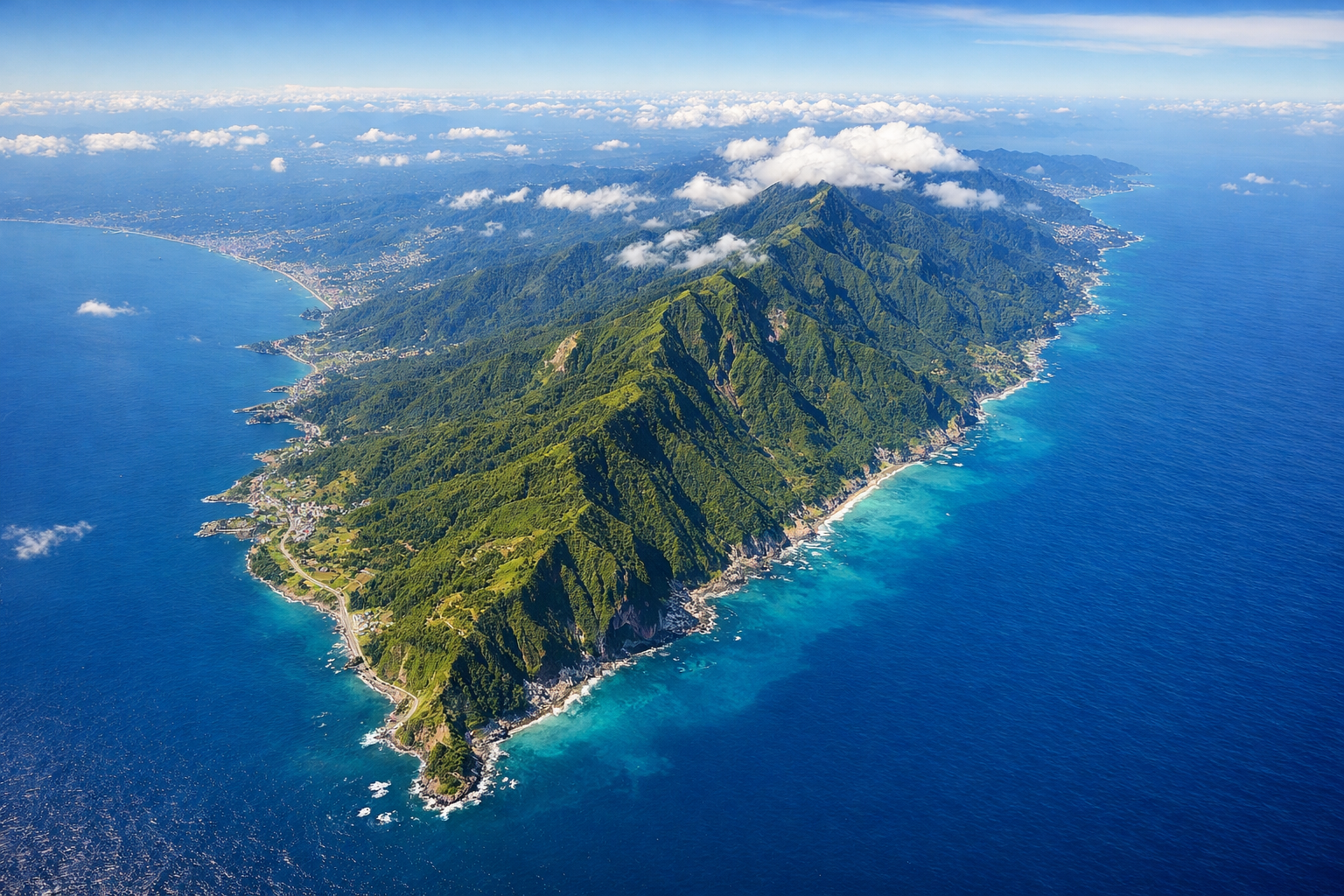 從空中俯瞰台灣的海岸線、山脈與海洋
